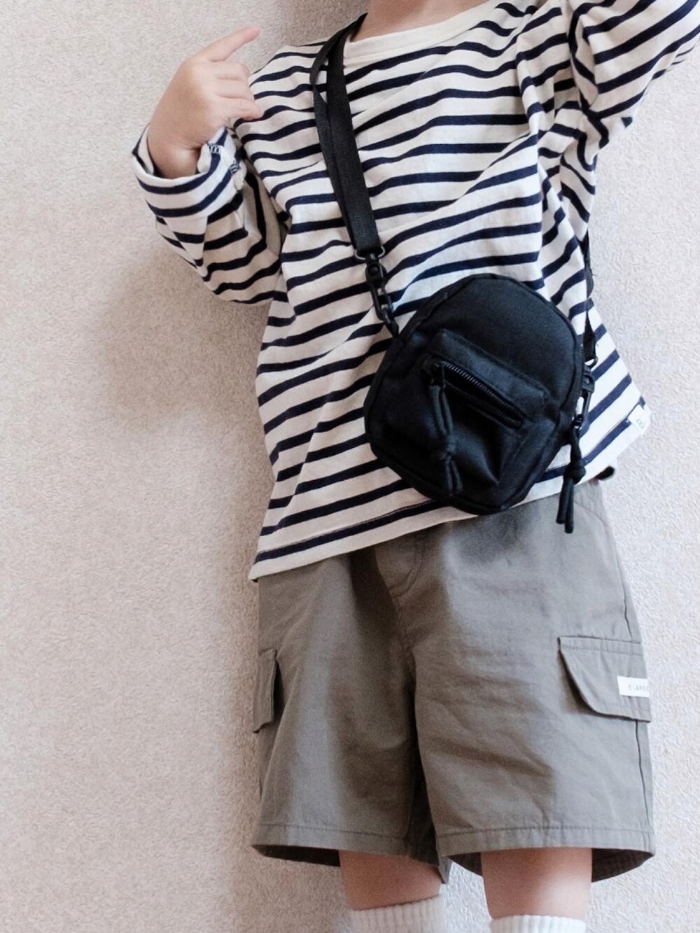 「カジュアルコーデ、ボーダー、ボーダートップス、ロンT、カーゴパンツ、ハーフパンツ、ニューバランス、こどもコーデ、こどもビームス、BEAMS、春夏コーデ、アウトドアスタイル、ショルダーバッグ、ミニバッグ」｜「SHEINのアイテム（ショルダーバッグ、ブラック系）」を使った、ITSUKIさん（キッズ・80cm）の春コーディネートの3枚目の写真