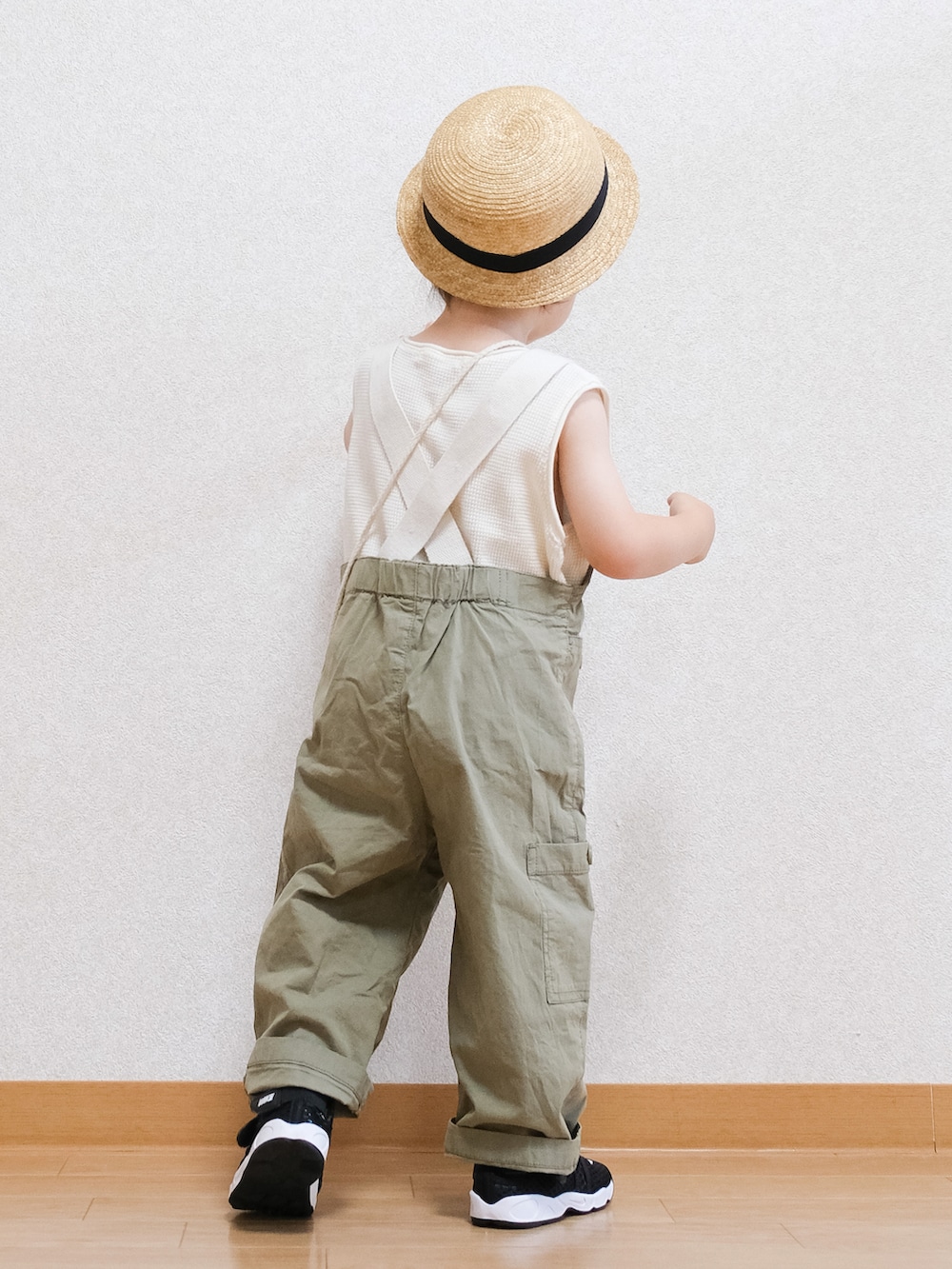 「サロペット、オーバーオール、カーキ、麦わら帽子、サンダル、エアリフト、NIKE、BEAMS、夏コーデ、夏、キッズコーデ、キッズファッション」｜「BEAMS miniのBEAMS mini / ポケット キャンプ サロペット（90～150㎝）（サロペット/オーバーオール、グリーン系）」を使った、ITSUKIさん（キッズ・80cm）の夏コーディネートの4枚目の写真