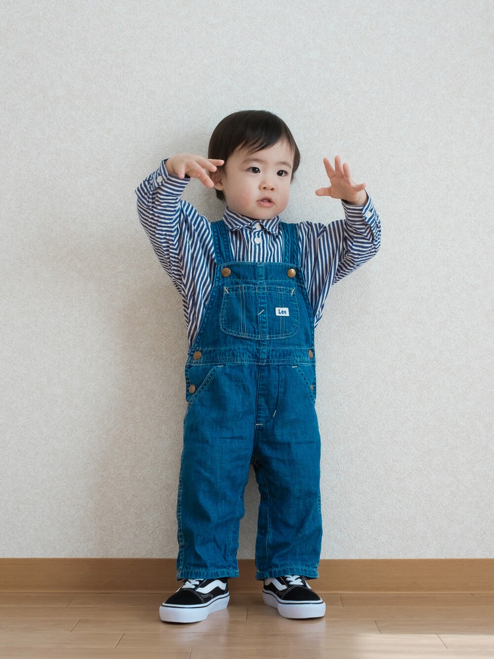 ブルー系のシャツ/ブラウス、ブルー系のサロペット/オーバーオール、ブラック系のスニーカーを着用したキッズの春コーディネートの3枚目の写真