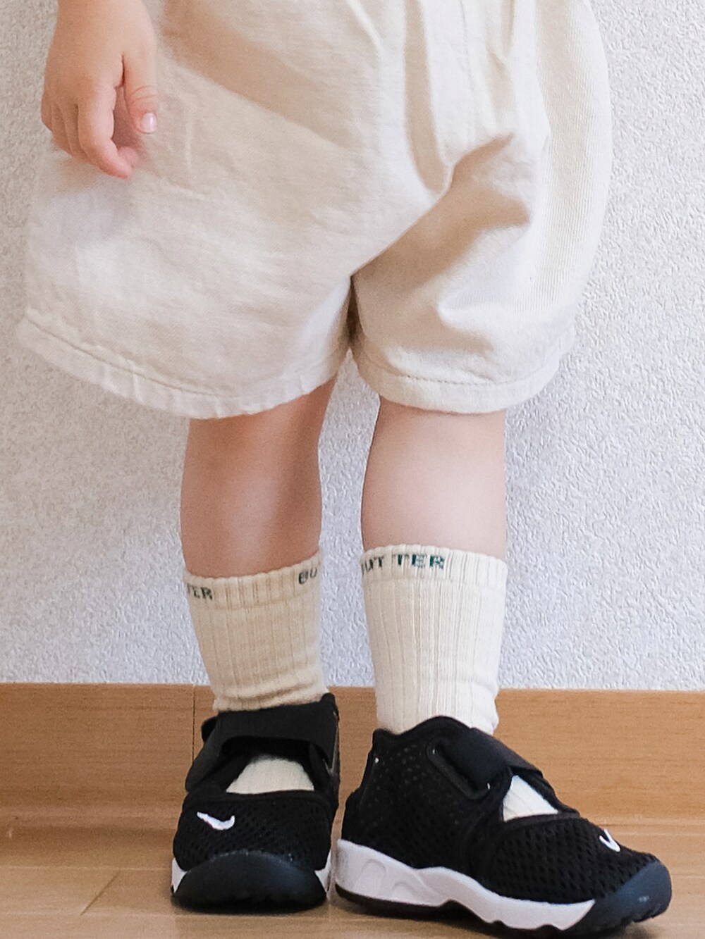 「夏コーデ、ホワイトコーデ、タンクトップ、キャップ、短パン、スポーツサンダル、エアリフト、ナイキ、サンダル、サンダルに靴下、NIKE、キッズコーデ」｜「NIKEのNIKE LITTLE RIFT TD 317415-014（サンダル、ブラック系）」を使った、ITSUKIさん（キッズ・80cm）の夏コーディネートの2枚目の写真