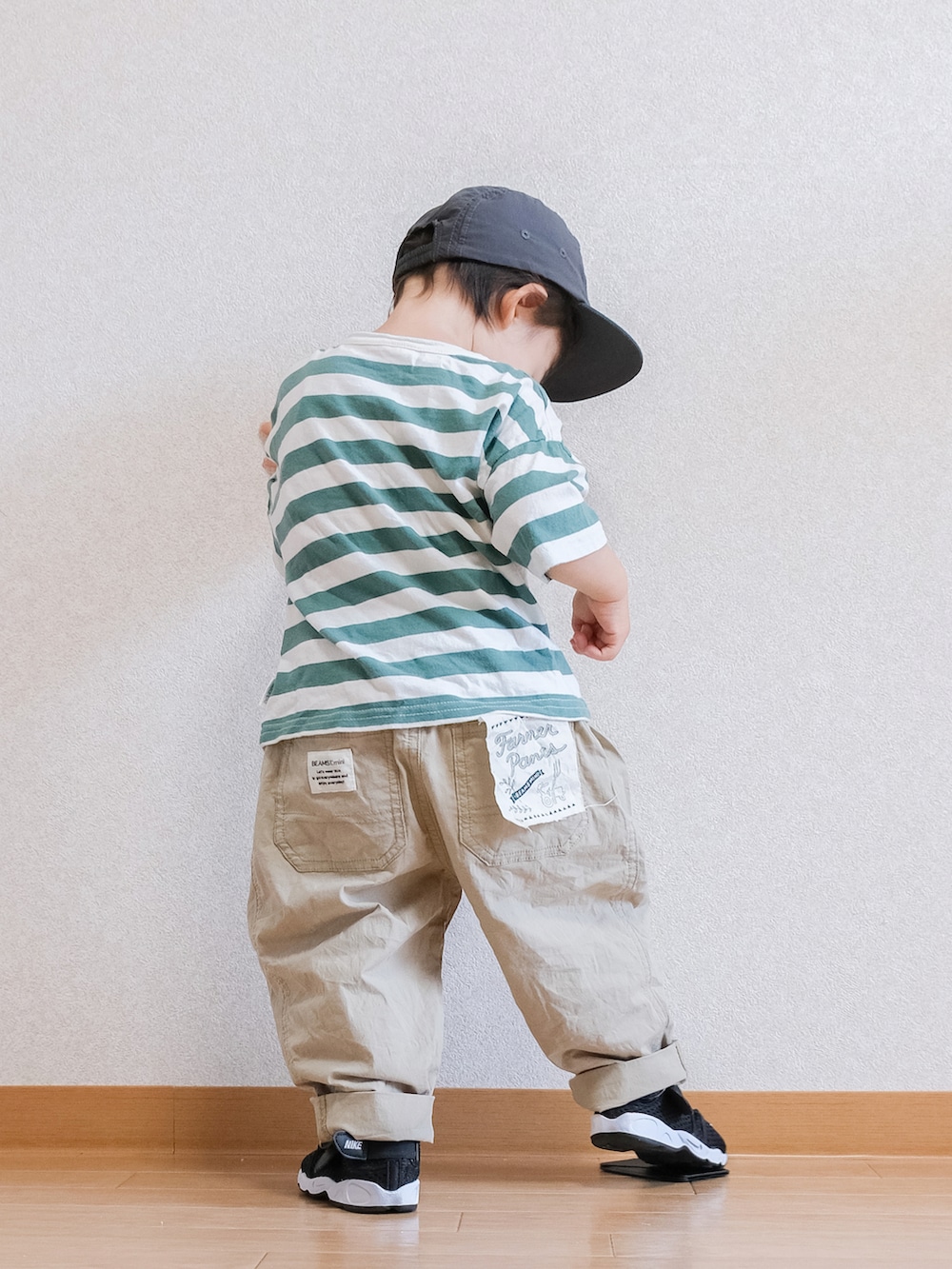 「このスタイルがお気に入り、カジュアル、Tシャツ、ボーダー、バースデイ、ベージュパンツ、BEAMS、サンダル、エアリフト、NIKE、1歳、１歳８ヶ月、むすこーで」｜「BEAMS miniのアイテム（チノパンツ、ベージュ系）」を使った、ITSUKIさん（キッズ・80cm）の夏コーディネートの2枚目の写真
