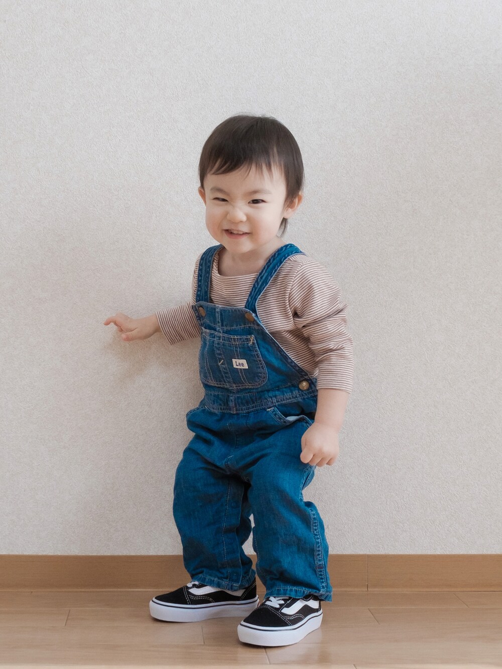 ブラウン系のTシャツ/カットソー、ブルー系のサロペット/オーバーオール、ブラック系のスニーカーを着用したキッズの春コーディネートの5枚目の写真