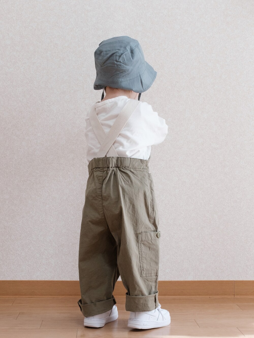 「カジュアルコーデ、春服、ストリート、バケットハット、サロペット、オーバーオール、白スニーカー、ナイキ、こどもビームス」｜「H&Mのアイテム（ハット、ブルー系）」を使った、ITSUKIさん（キッズ・80cm）の春コーディネートの3枚目の写真