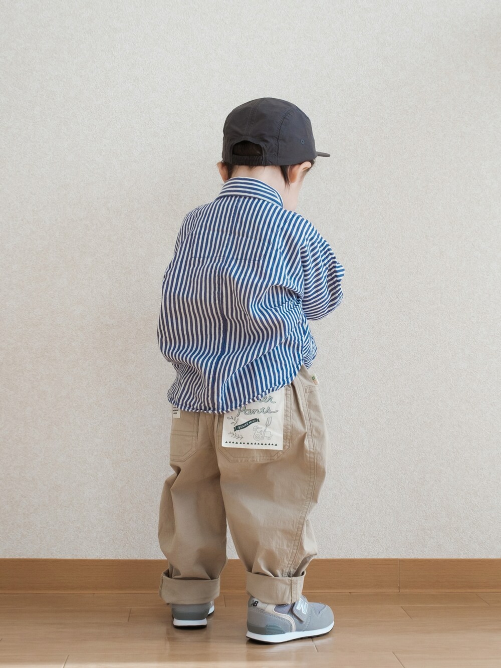 ブルー系のシャツ/ブラウス、ベージュ系のチノパンツ、グレー系のスニーカーを着用したキッズの春コーディネートの3枚目の写真