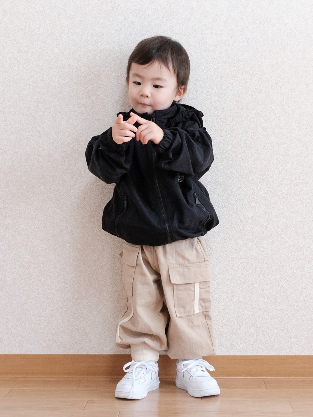 「ボリューム袖、マウンテンパーカー、ナイロンジャケット、ノースフェイス、カーゴパンツ、白スニーカー、NIKE、春コーデ、春アウター、1歳、キッズファッション」｜「THE NORTH FACEのTHE NORTH FACE/ザ・ノース・フェイス/COMPACT JACKET/コンパクトジャケット/KIDS/ｷｯｽﾞ/NPJ22210/COMPACT JACKET（ナイロンジャケット、ブラック系）」を使った、ITSUKIさん（キッズ・80cm）の春コーディネートの2枚目の写真