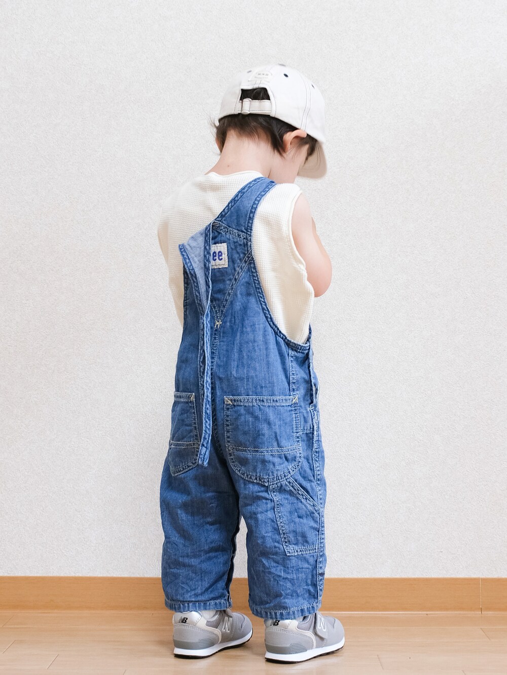 「夏コーデ、キャップ、韓国子供服、オーバーオール、サロペット、デニム、ノースリーブ、青×白、LEE、スニーカー、ニューバランス、キッズファッション」｜「NEW BALANCEのnew balance/ニューバランス IZ996 アイゼット996 GY グレー   ベルクロ IZ996GR3（スニーカー、グレー系）」を使った、ITSUKIさん（キッズ・80cm）の夏コーディネートの4枚目の写真