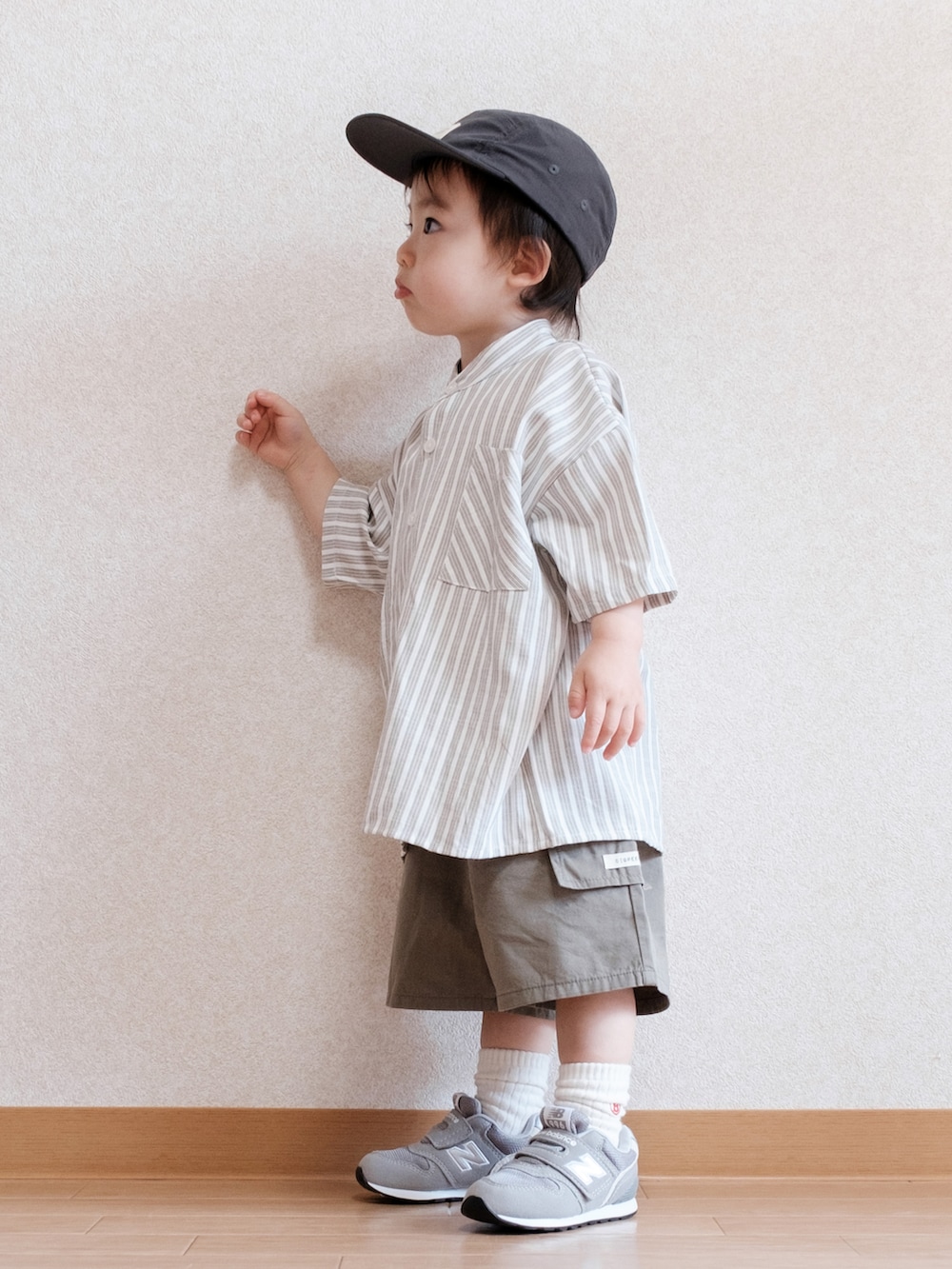 「お出かけコーデ日記、キッズファッション、カジュアル、初夏コーデ、男の子コーデ、ストライプシャツ、ストライプ、ハーフパンツ、ストリート、ストリートコーデ、ストリートMIX、1歳、1歳7ヶ月、半袖シャツ」｜「digreenのアイテム（カーゴパンツ、グリーン系）」を使った、ITSUKIさん（キッズ・80cm）の春コーディネートの2枚目の写真