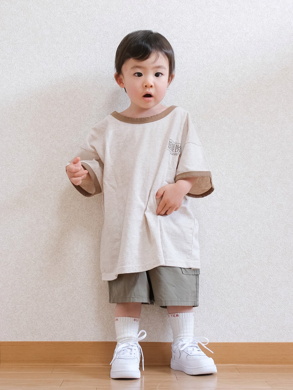 「このスタイルがお気に入り、白スニーカー、キッズコーデ、オーバーサイズ、Tシャツ、短パン、ハーフパンツ、カーゴパンツ、NIKE、夏コーデ、サングラス、1歳、男の子、男の子コーデ」｜「韓国子ども服のアイテム（Tシャツ/カットソー、その他）」を使った、ITSUKIさん（キッズ・80cm）の夏コーディネートの4枚目の写真