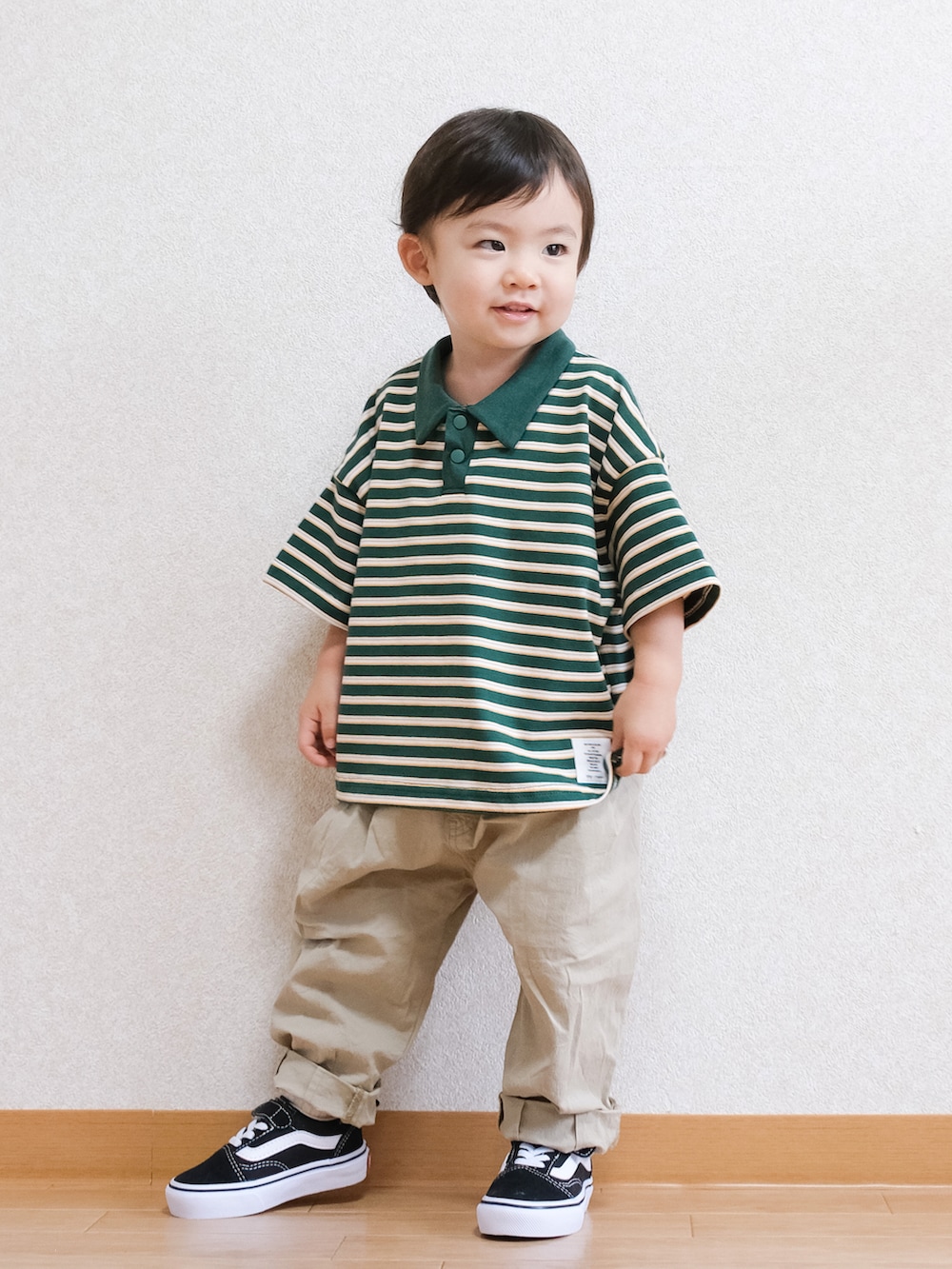 「夏コーデ、ボーダー、ポロシャツ、ラガーシャツ、バースデイ、グリーン、チノパン、ベージュ、1歳、キッズコーデ、キッズファッション、プチプラ、スニーカー、オールドスクール」｜「Birthdayのアイテム（ポロシャツ、グリーン系）」を使った、ITSUKIさん（キッズ・80cm）の夏コーディネートの2枚目の写真