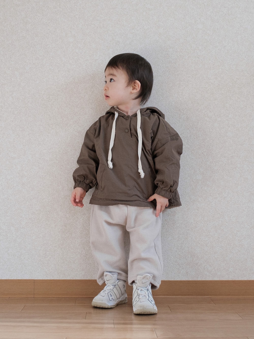 「春服デビュー宣言、キッズファッション、春コーデ、韓国ファッション、韓国子供服、韓国ストリート、ベビーコーデ、ベビーファッション、1歳5ヶ月、息子コーデ、男の子コーデ、男の子ファッション、男の子ベビー、ナイキスニーカー、ストリートファッション」｜「mini robeのアイテム（パーカー、ブラウン系）」を使った、ITSUKIさん（キッズ・80cm）の春コーディネートの5枚目の写真