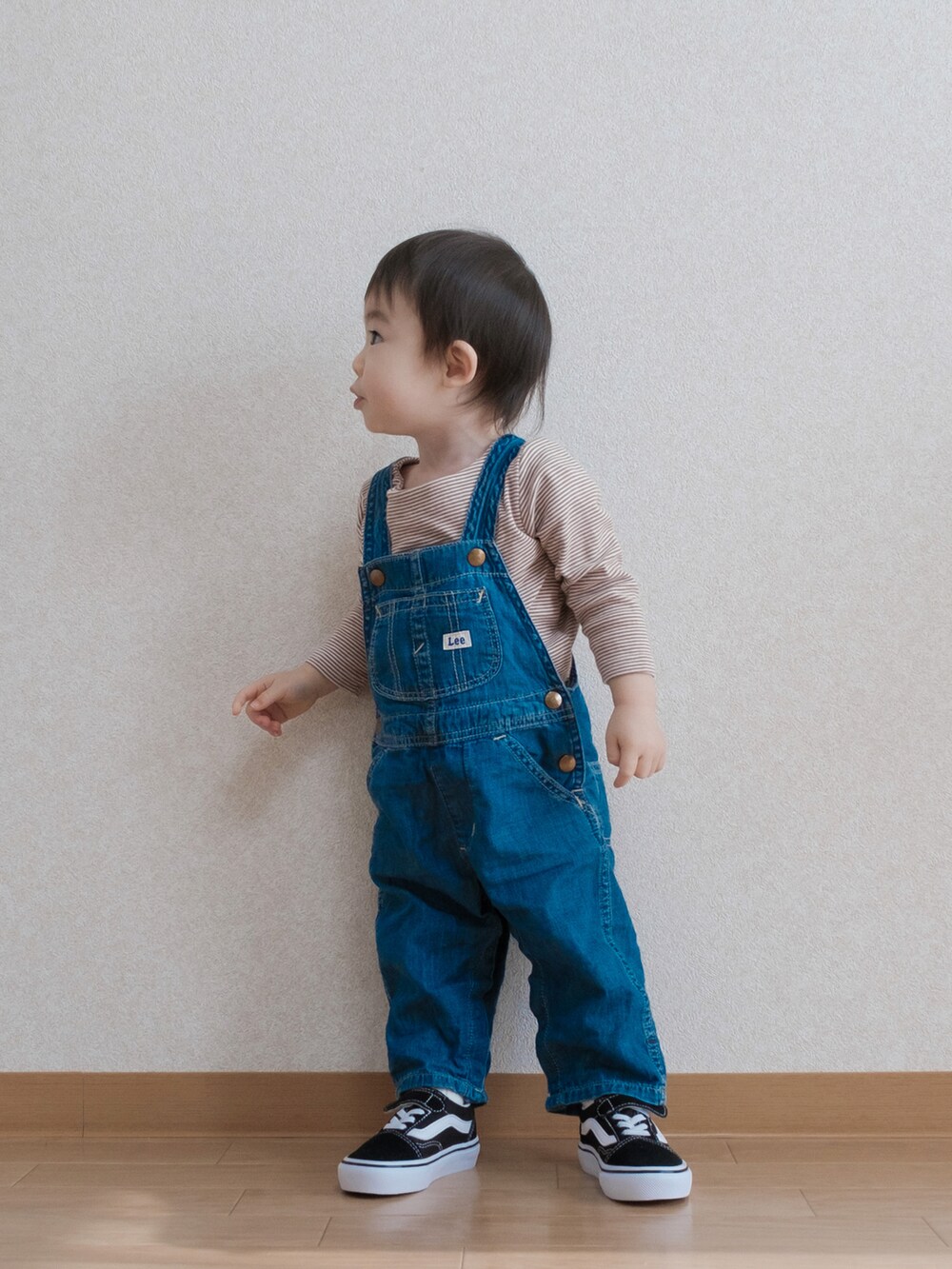 ブラウン系のTシャツ/カットソー、ブルー系のサロペット/オーバーオール、ブラック系のスニーカーを着用したキッズの春コーディネートの2枚目の写真