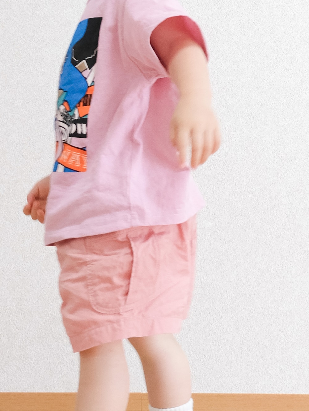 「お出かけコーデ、プリントT、ピンク、ピンクコーデ、Tシャツ、ハーフパンツ、半ズボン、短パン、スニーカー、スニーカーコーデ、キャップ、New Balance、ニューバランス」｜「MARKEY'Sのアイテム（Tシャツ/カットソー、ピンク系）」を使った、ITSUKIさん（キッズ・80cm）の夏コーディネートの4枚目の写真
