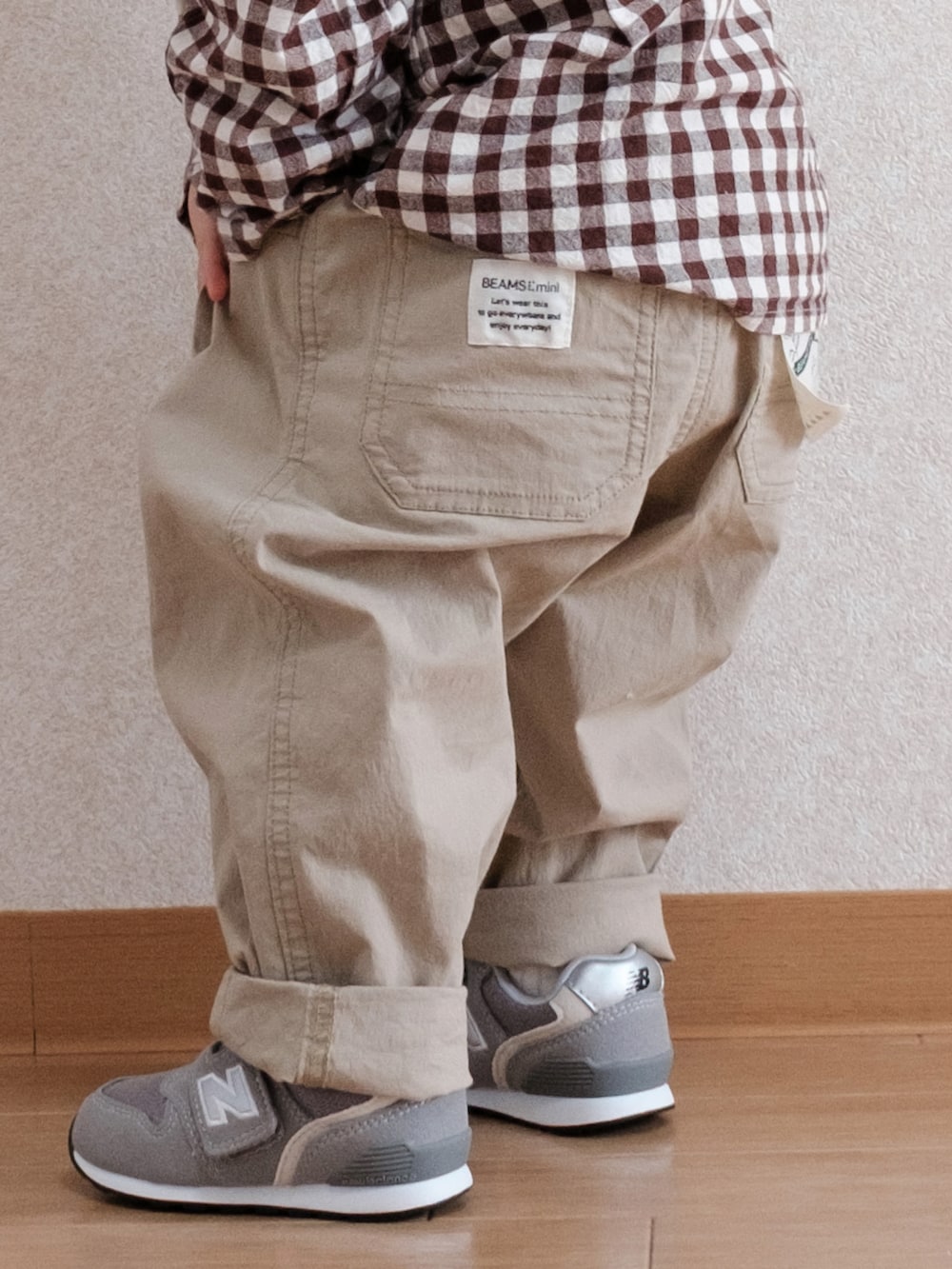 「カジュアルコーデ、チノパン、チェックシャツ、ギンガムチェック、ブラウン×ベージュ、子供服、こどもビームス、ニューバランス、スニーカーコーデ、春コーデ、春服」｜「BAKERのアイテム（シャツ/ブラウス、ブラウン系）」を使った、ITSUKIさん（キッズ・80cm）の春コーディネートの2枚目の写真