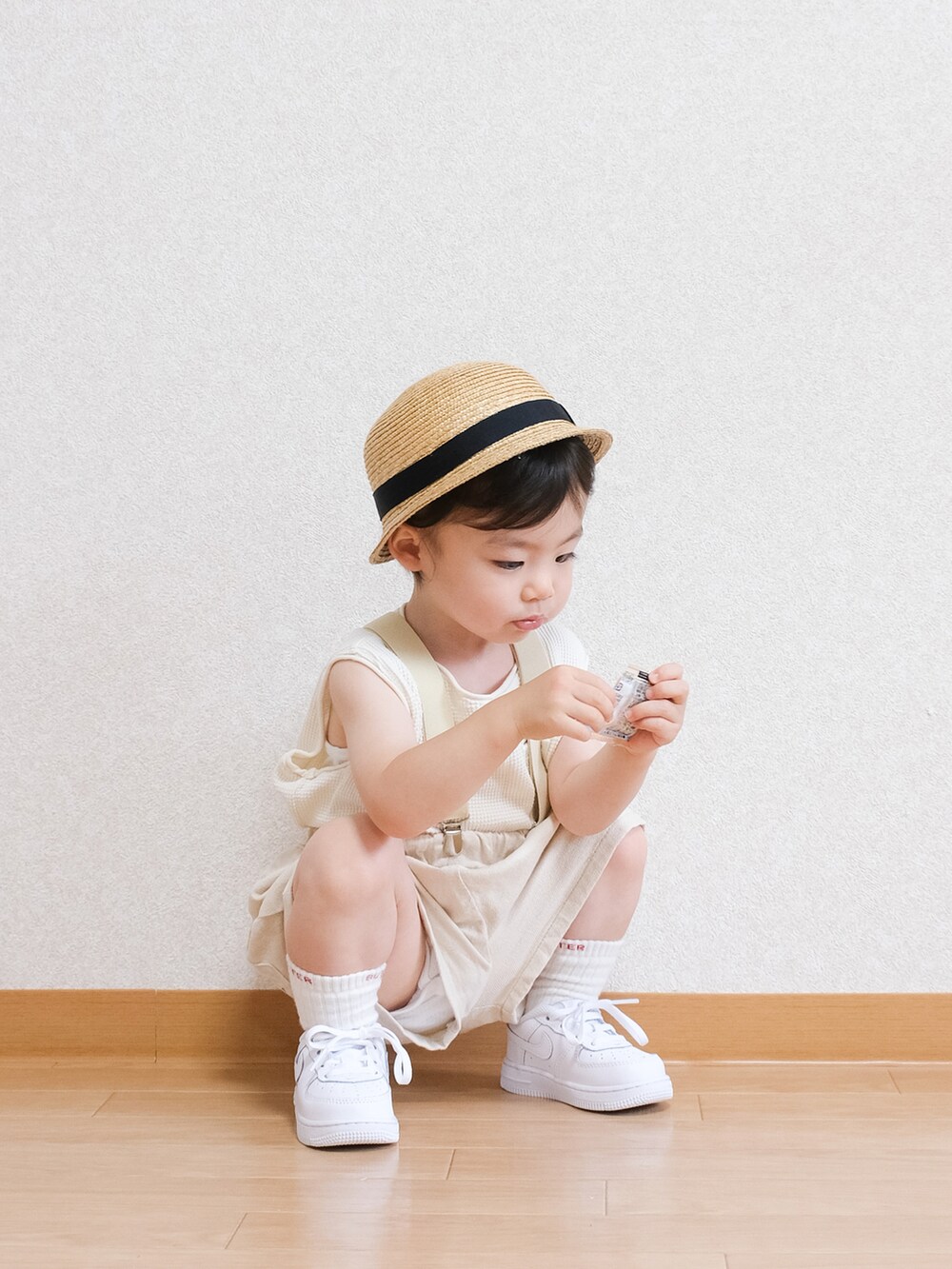 「サスペンダー、白スニーカー、ホワイト、ホワイトコーデ、麦わら帽子、夏コーデ、夏、夏服、キッズコーデ、キッズファッション、ハーフパンツ」｜「NIKEのナイキ フォース 1 LE キッズシューズ / Nike Force 1 LE Baby/Toddler Shoe（スニーカー、ホワイト系）」を使った、ITSUKIさん（キッズ・80cm）の夏コーディネートの4枚目の写真