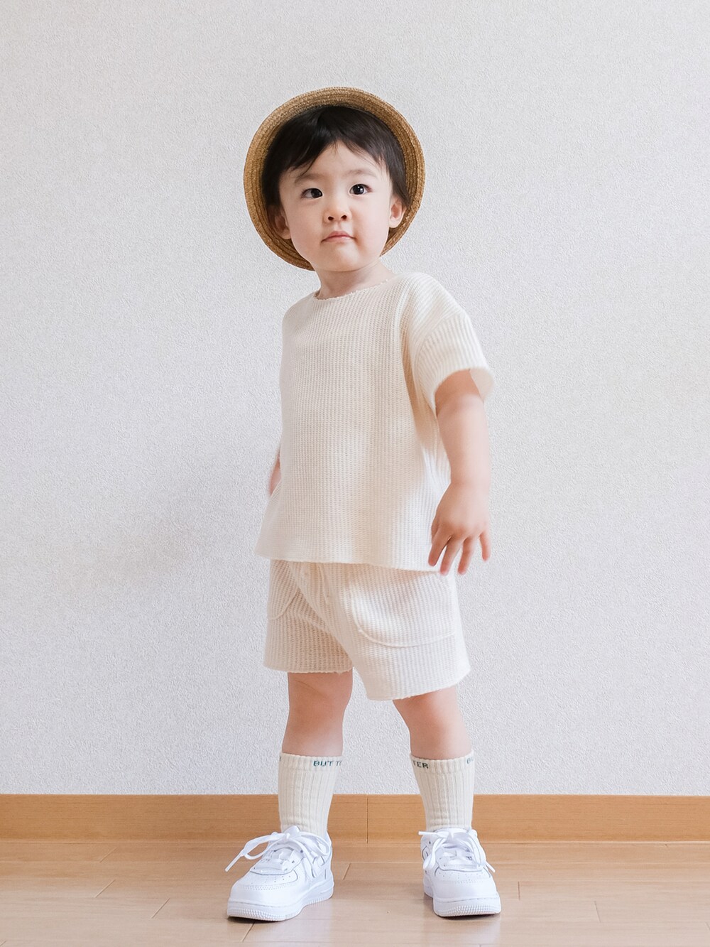 「このスタイルがお気に入り、夏コーデ、キッズコーデ、夏だ！Tシャツ着よう！、サマーニット、麦わら帽子、セットアップ、淡色コーデ、ホワイトコーデ、ホワイト、白スニーカー、NIKE、エアフォースワン」｜「NIKEのナイキ フォース 1 LE キッズシューズ / Nike Force 1 LE Baby/Toddler Shoe（スニーカー、ホワイト系）」を使った、ITSUKIさん（キッズ・80cm）の夏コーディネートの3枚目の写真