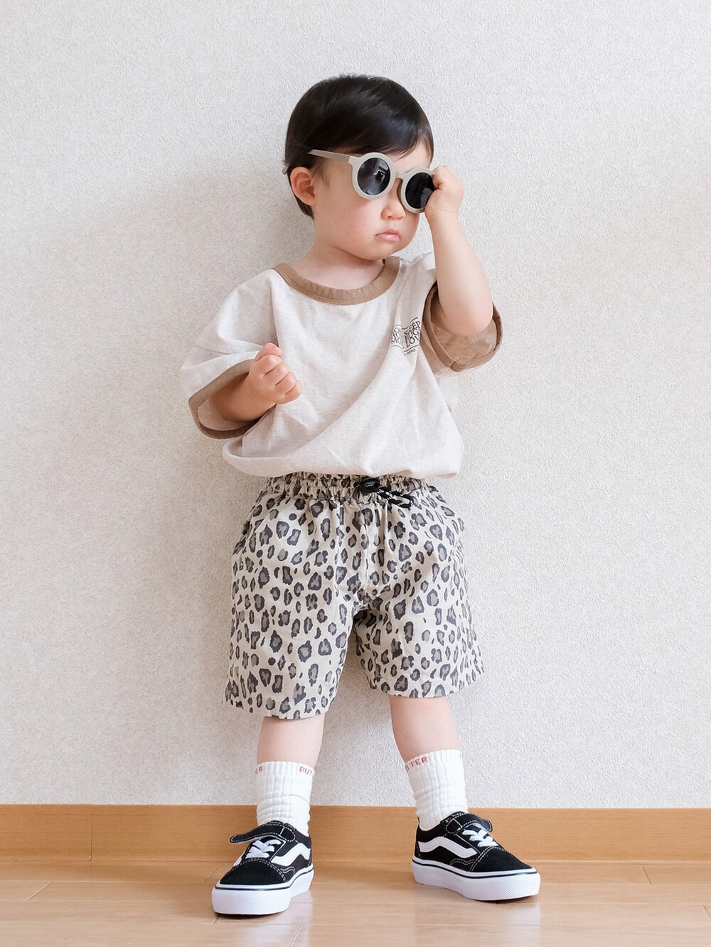 「夏コーデ、お洒落さんとつながりたい、男の子、キッズコーデ、半袖シャツ、ハーフパンツ、レオパード、BREEZE、VANS、スニーカー、お出かけコーデ日記、1歳7ヶ月」｜「BREEZEの総柄ウエストコードハーフパンツ_5分丈（その他パンツ、ベージュ系）」を使った、ITSUKIさん（キッズ・80cm）の夏コーディネートの3枚目の写真