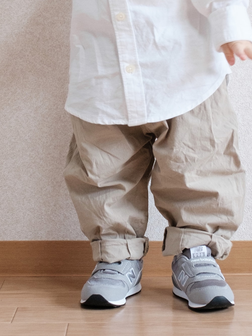「白シャツ、シャツスタイル、babygap、GAP、チノパン、BEAMS、こどもビームス、ニューバランス、スニーカー、むすこーで」｜「babyGAPのアイテム（シャツ/ブラウス、ホワイト系）」を使った、ITSUKIさん（キッズ・80cm）の春コーディネートの3枚目の写真