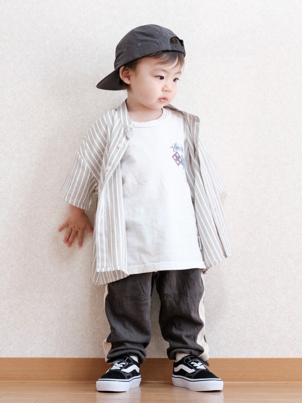 「古着MIX、キッズファッション、キャップ、キッズコーデ、男の子コーデ、スニーカーコーデ、Tシャツ、オーバーサイズ、ストリート、ストリートコーデ、オールドスクール、バースデイ、stussy、H&M」｜「VANSのVANS ヴァンズ OLD SKOOL(14-18) オールドスクール　V36CS BLACK（スニーカー、ブラック系）」を使った、ITSUKIさん（キッズ・80cm）の春コーディネートの2枚目の写真