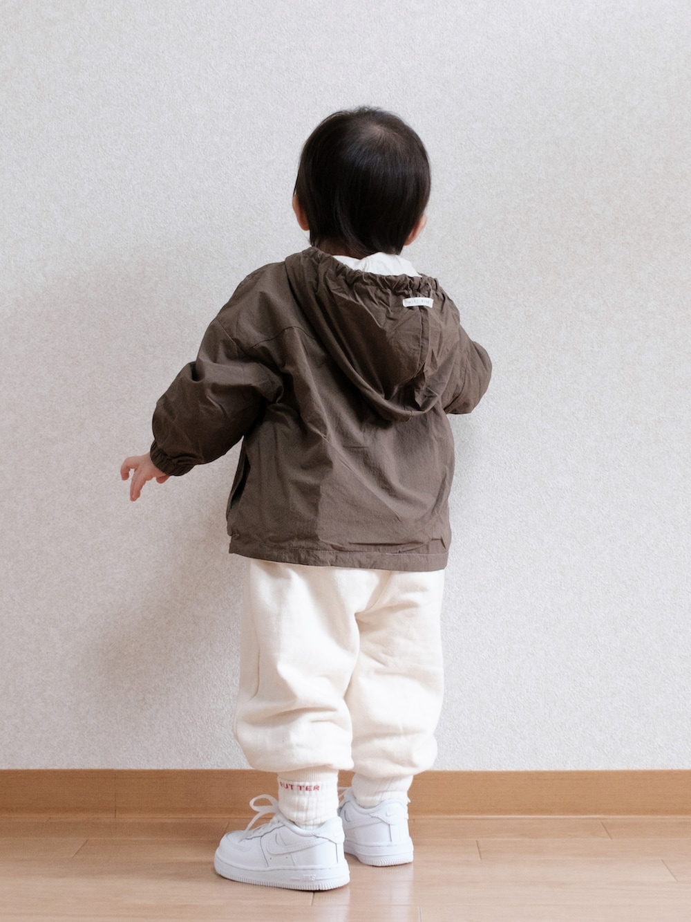 「パーカー、スウェット、ソックスイン、白スニーカー、NIKE、韓国子供服、1歳半、男の子コーデ」｜「NIKEのナイキ フォース 1 LE キッズシューズ / Nike Force 1 LE Baby/Toddler Shoe（スニーカー、ホワイト系）」を使った、ITSUKIさん（キッズ・80cm）の春コーディネートの3枚目の写真