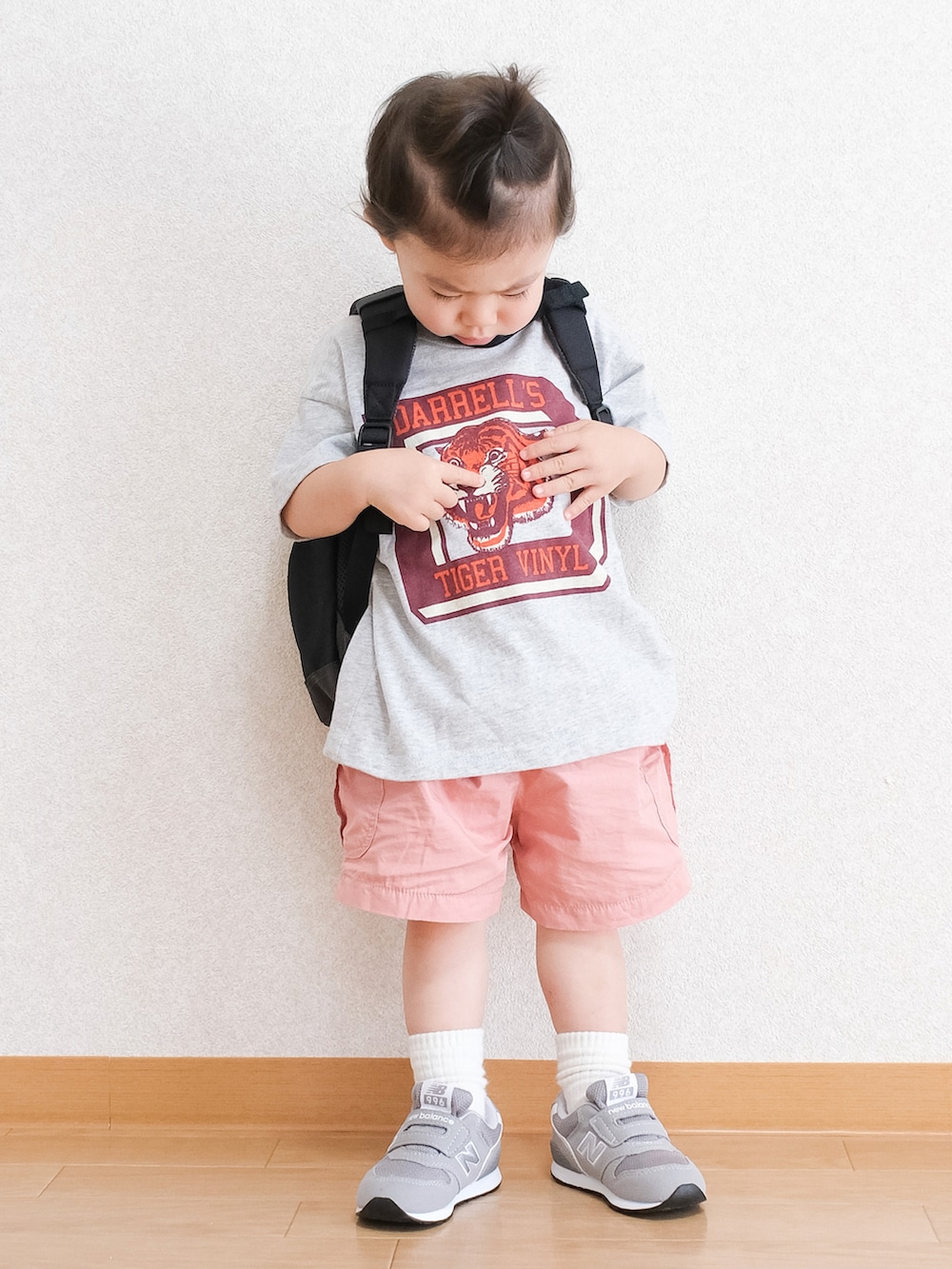 「夏コーデ、キッズコーデ、グレー×ピンク、ピンク、短パン、プリントT、リュック、スニーカー、ニューバランス、ノースフェイス、markey's、ショートパンツ、男の子、カラーパンツ」｜「MARKEY'Sのアイテム（パンツ、ピンク系）」を使った、ITSUKIさん（キッズ・80cm）の夏コーディネートの4枚目の写真