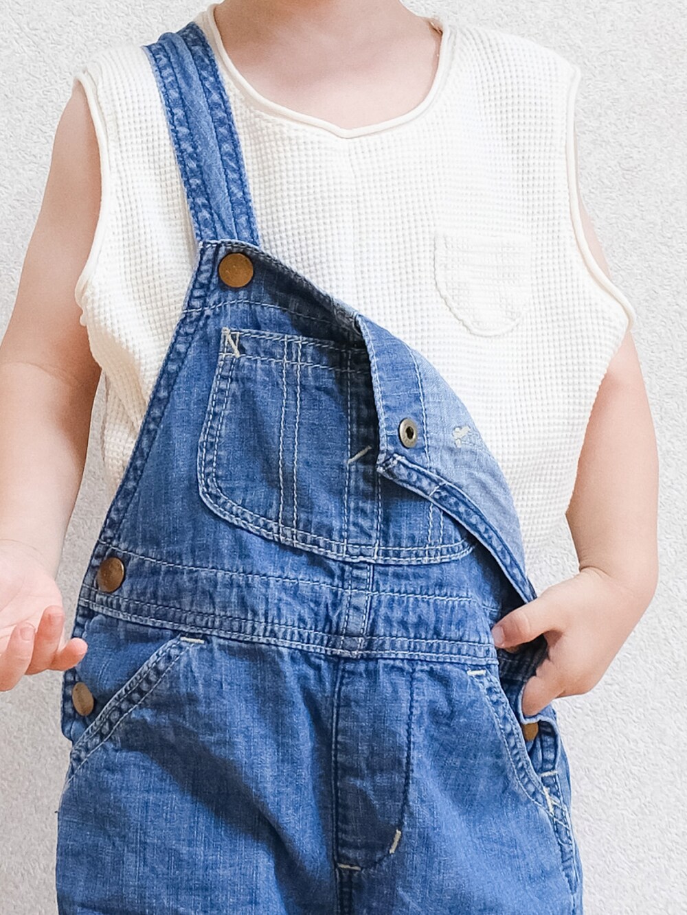 「夏コーデ、キャップ、韓国子供服、オーバーオール、サロペット、デニム、ノースリーブ、青×白、LEE、スニーカー、ニューバランス、キッズファッション」｜「NEW BALANCEのnew balance/ニューバランス IZ996 アイゼット996 GY グレー   ベルクロ IZ996GR3（スニーカー、グレー系）」を使った、ITSUKIさん（キッズ・80cm）の夏コーディネートの2枚目の写真