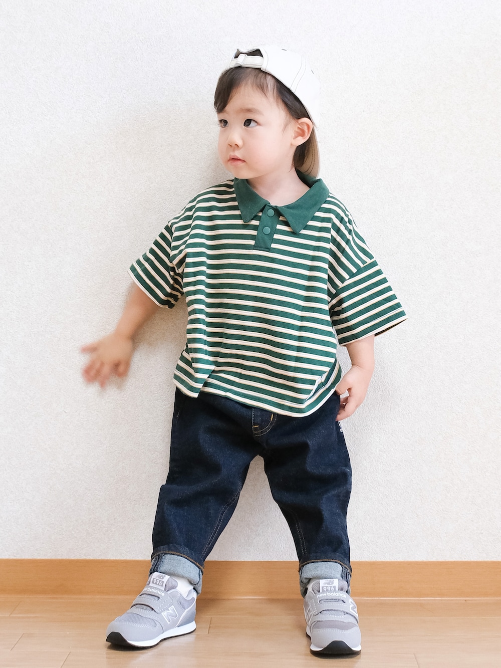 「キッズコーデ、デニム、デニムパンツ、ポロシャツ、ボーダー、オーバーサイズ、バースデイ、markey's、マーキーズ、ストリート、ストリートコーデ、1歳、ニューバランス、スニーカー」｜「Birthdayのアイテム（ポロシャツ、グリーン系）」を使った、ITSUKIさん（キッズ・80cm）の夏コーディネートの4枚目の写真