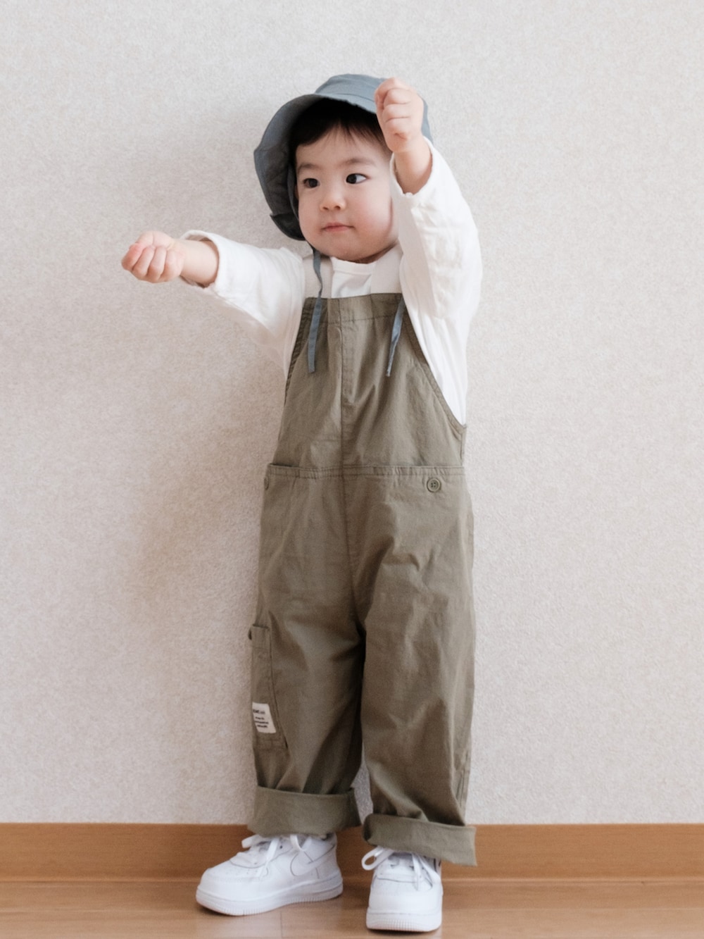 「カジュアルコーデ、春服、ストリート、バケットハット、サロペット、オーバーオール、白スニーカー、ナイキ、こどもビームス」｜「H&Mのアイテム（ハット、ブルー系）」を使った、ITSUKIさん（キッズ・80cm）の春コーディネートの4枚目の写真