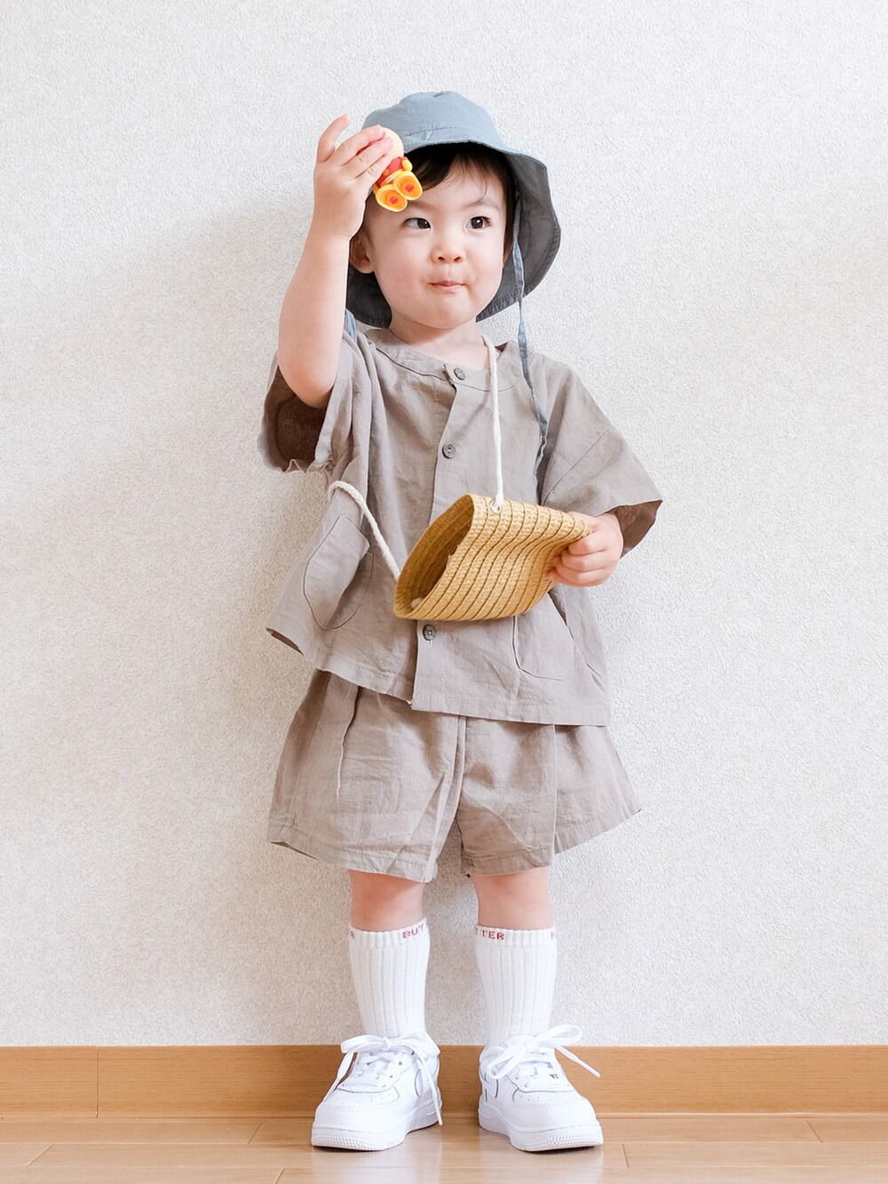 「セットアップ、韓国ファッション、韓国子供服、NIKE、白スニーカー、バケットハット、春夏コーデ、夏コーデ、ハーフパンツ、ベージュ、半袖シャツ」｜「H&Mのアイテム（ハット、ブルー系）」を使った、ITSUKIさん（キッズ・80cm）の春コーディネートの4枚目の写真