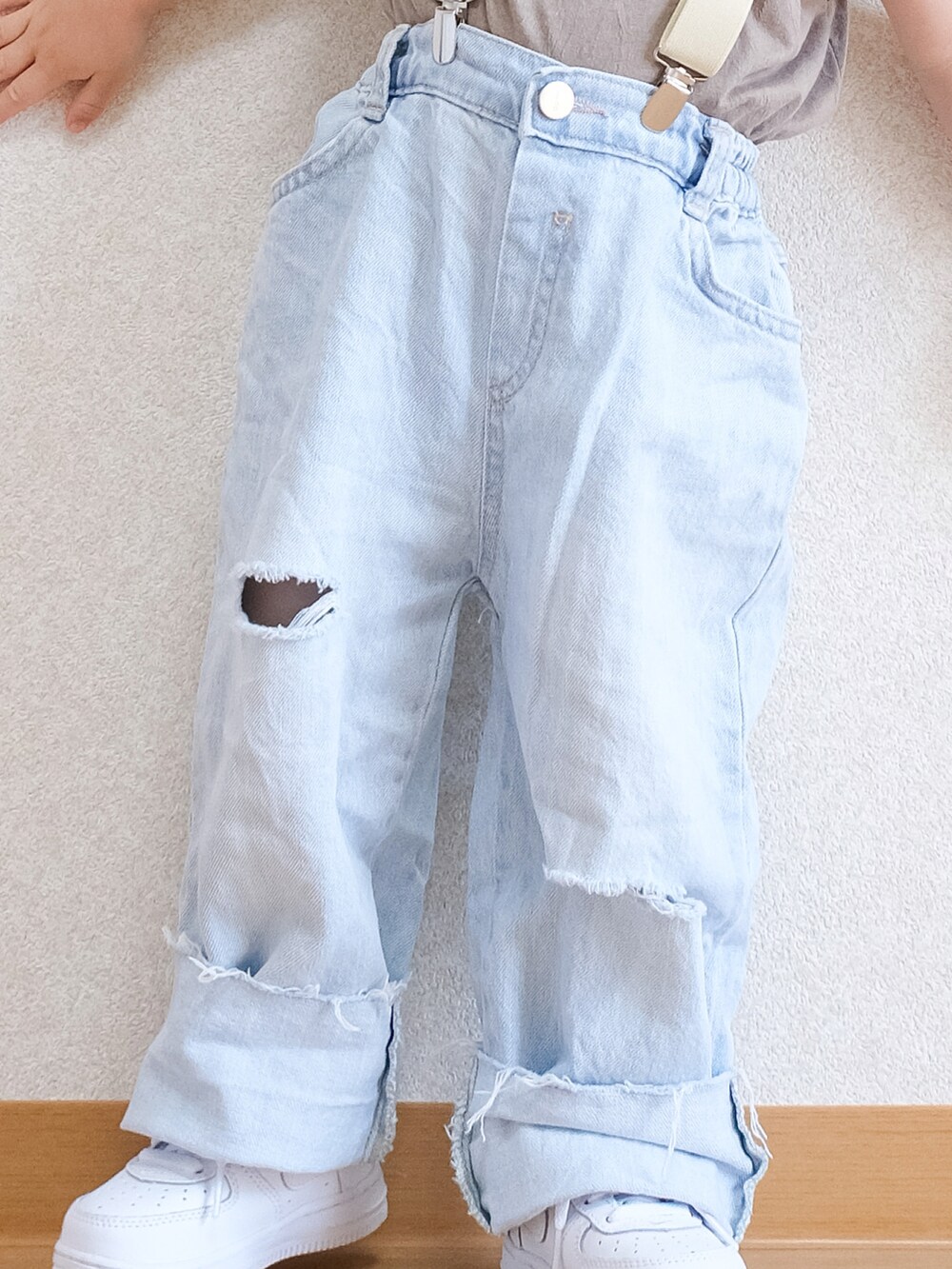 「ビッグシルエット、サスペンダー、ワイドパンツ、デニム、デニムパンツ、ダメージデニムパンツ、淡色デニム、お出かけコーデ、キャップ、キャップ後ろかぶり、NIKE、AIR FORCE 1」｜「NIKEのナイキ フォース 1 LE キッズシューズ / Nike Force 1 LE Baby/Toddler Shoe（スニーカー、ホワイト系）」を使った、ITSUKIさん（キッズ・80cm）の夏コーディネートの2枚目の写真