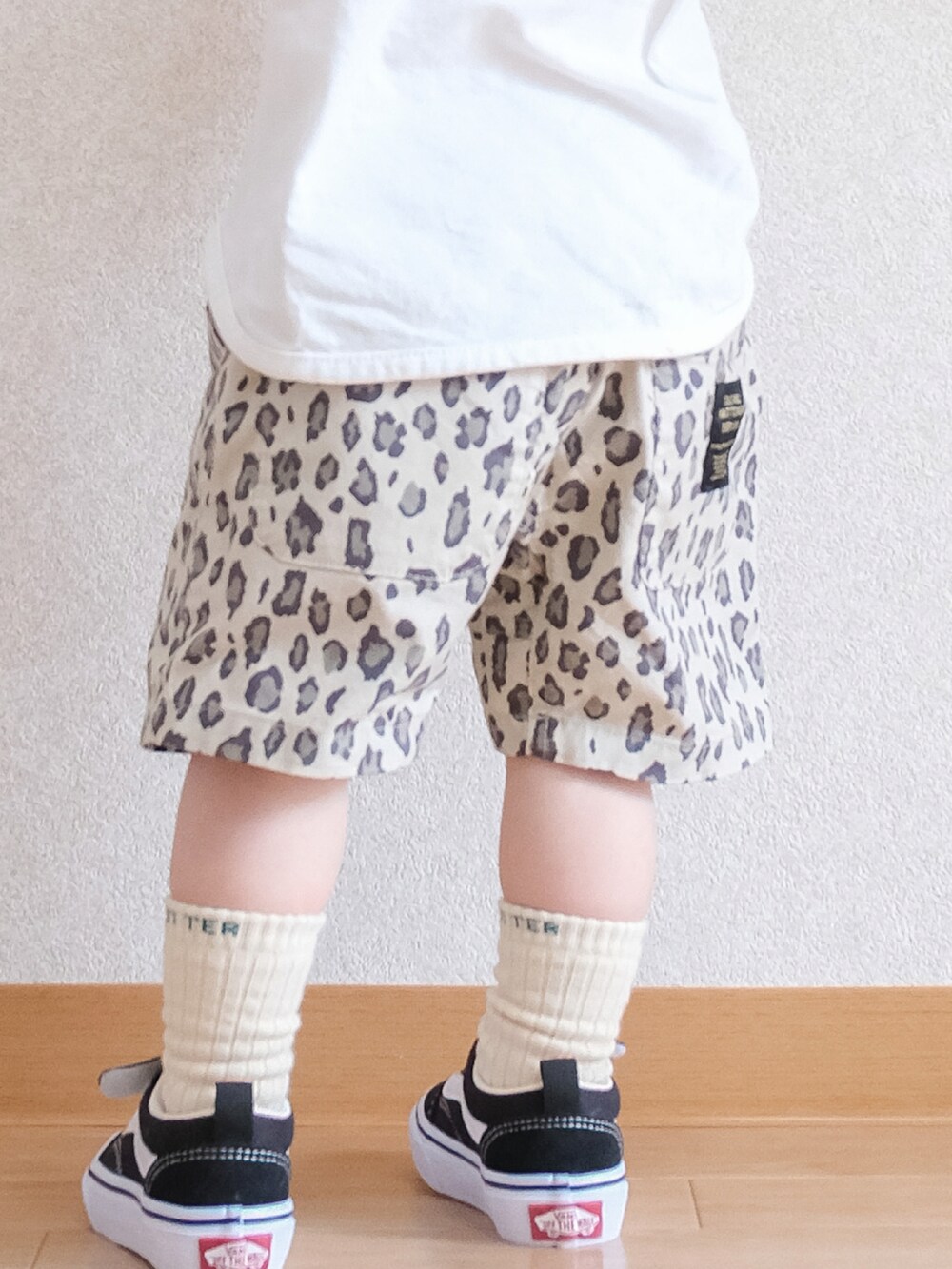 「このスタイルがお気に入り、ショートパンツ、男の子コーデ、短パン、レオパード、夏コーデ、キャップ、ロンT、スニーカー、オールドスクール、お出かけコーデ、白Tシャツ、BREEZE、VANS」｜「VANSのVANS ヴァンズ OLD SKOOL(14-18) オールドスクール　V36CS BLACK（スニーカー、ブラック系）」を使った、ITSUKIさん（キッズ・80cm）の夏コーディネートの2枚目の写真