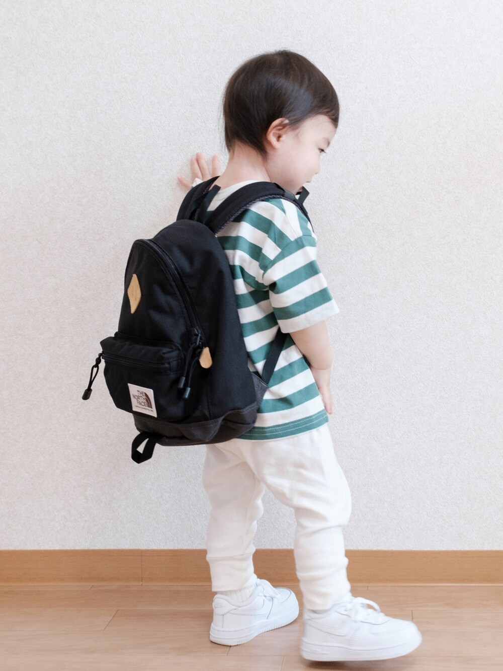 「お出かけコーデ日記、初夏コーデ、プチプラ、夏コーデ、カジュアルコーデ、ボーダー、Tシャツ、リュック、カジュアル、キッズファッション、1歳、1歳7ヶ月、ボーダートップス、白スニーカー」｜「Birthdayのアイテム（Tシャツ/カットソー、グリーン系）」を使った、ITSUKIさん（キッズ・80cm）の春コーディネートの3枚目の写真