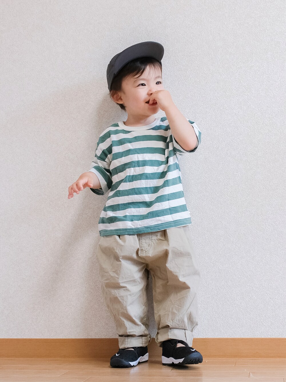 「このスタイルがお気に入り、カジュアル、Tシャツ、ボーダー、バースデイ、ベージュパンツ、BEAMS、サンダル、エアリフト、NIKE、1歳、１歳８ヶ月、むすこーで」｜「BEAMS miniのアイテム（チノパンツ、ベージュ系）」を使った、ITSUKIさん（キッズ・80cm）の夏コーディネートの3枚目の写真