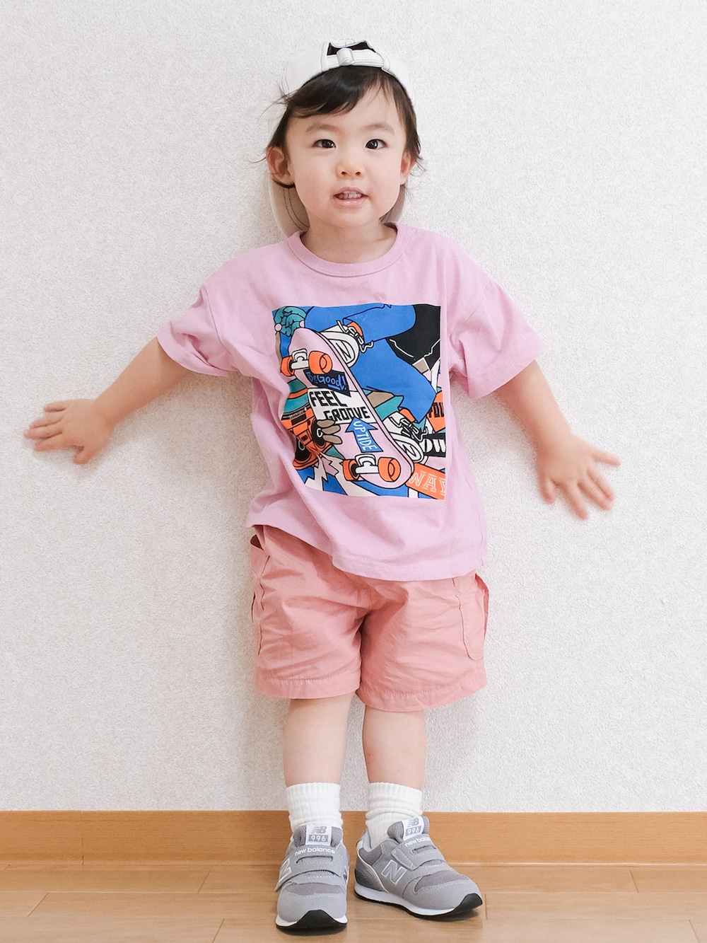 「お出かけコーデ、プリントT、ピンク、ピンクコーデ、Tシャツ、ハーフパンツ、半ズボン、短パン、スニーカー、スニーカーコーデ、キャップ、New Balance、ニューバランス」｜「MARKEY'Sのアイテム（Tシャツ/カットソー、ピンク系）」を使った、ITSUKIさん（キッズ・80cm）の夏コーディネートの3枚目の写真