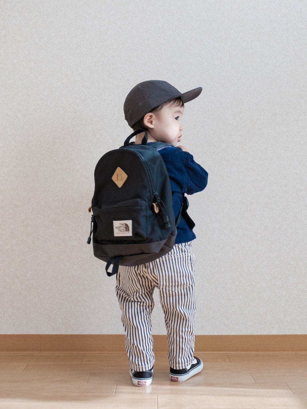 「春服デビュー宣言、むすこーで、キッズファッション、シャツスタイル、スクールコーデ、リュック、キャップ、スニーカー、ノースフェイス、VANS、ストライプパンツ、リュックスタイル、息子コーデ、春コーデ、シンプルコーデ」｜「H&Mのアイテム（キャップ、ブラック系）」を使った、ITSUKIさん（キッズ・80cm）の春コーディネートの2枚目の写真
