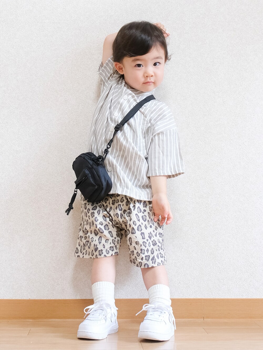 「男の子、シャツスタイル、シャツ、ストライプ、短パン、レオパード、BREEZE、バースデイ、ミニバッグ、キッズコーデ、キッズファッション、1歳、オープンカラーシャツ、ショルダーバッグ、夏コーデ」｜「SHEINのアイテム（ショルダーバッグ、ブラック系）」を使った、ITSUKIさん（キッズ・80cm）の夏コーディネートの2枚目の写真