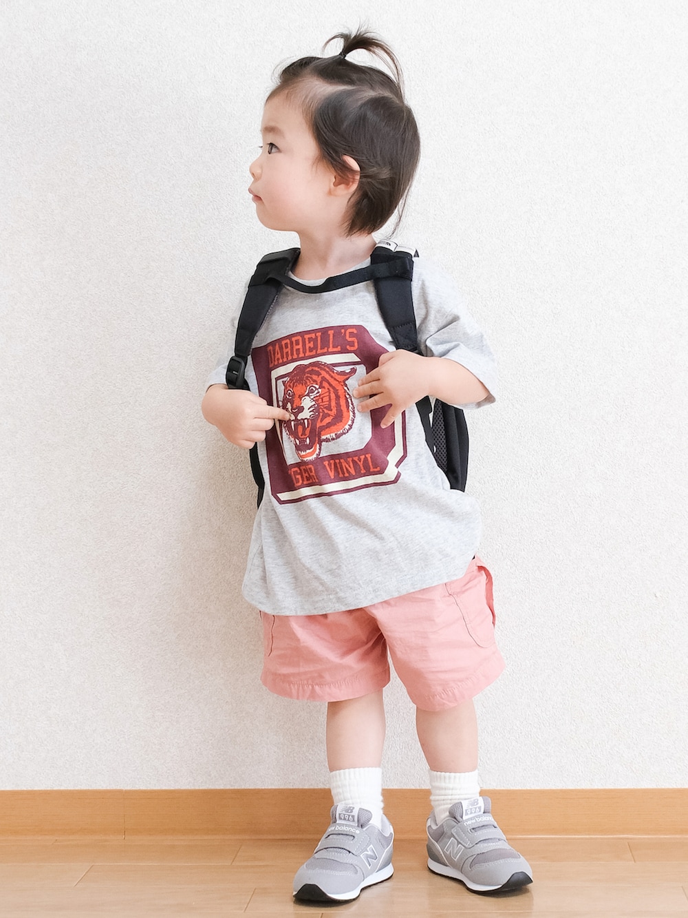 「夏コーデ、キッズコーデ、グレー×ピンク、ピンク、短パン、プリントT、リュック、スニーカー、ニューバランス、ノースフェイス、markey's、ショートパンツ、男の子、カラーパンツ」｜「MARKEY'Sのアイテム（パンツ、ピンク系）」を使った、ITSUKIさん（キッズ・80cm）の夏コーディネートの2枚目の写真