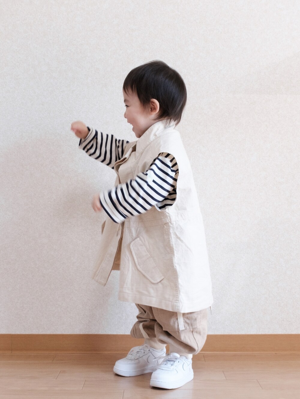 「休日スタイル、キッズファッション、ベスト、ボーダートップス、カーゴパンツ、スニーカー、チャオパニックティピー(CIAOPANIC TYPY)、こどもビームス、BEAMS、ナイキ、男の子コーデ、1歳6ヶ月」｜「CIAOPANIC TYPYの【KIDS】リップストップスタンドベスト（ベスト、ホワイト系）」を使った、ITSUKIさん（キッズ・80cm）の春コーディネートの3枚目の写真