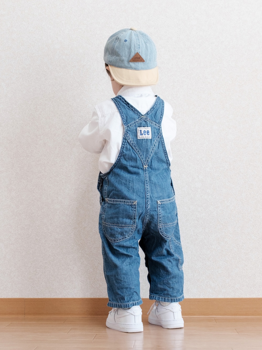 「キッズファッション、キッズコーデ、男の子コーデ、1歳、オーバーオール、サロペット、デニム、デニムコーデ、デニムサロペット、LEE、GAP、NIKE、白スニーカー、カジュアルコーデ」｜「SHEINのアイテム（キャップ、ブルー系）」を使った、ITSUKIさん（キッズ・80cm）の春コーディネートの4枚目の写真