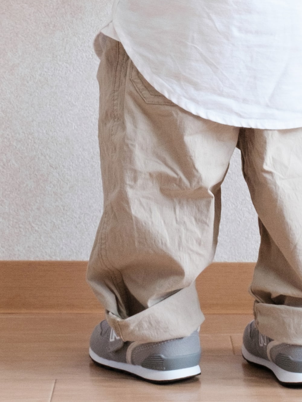 「白シャツ、シャツスタイル、babygap、GAP、チノパン、BEAMS、こどもビームス、ニューバランス、スニーカー、むすこーで」｜「babyGAPのアイテム（シャツ/ブラウス、ホワイト系）」を使った、ITSUKIさん（キッズ・80cm）の春コーディネートの4枚目の写真