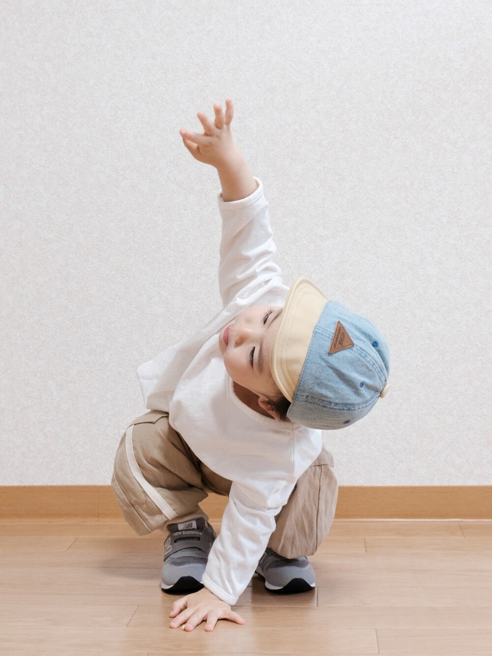 グレー系のスニーカー、ブルー系のキャップを着用したキッズの春コーディネートの5枚目の写真