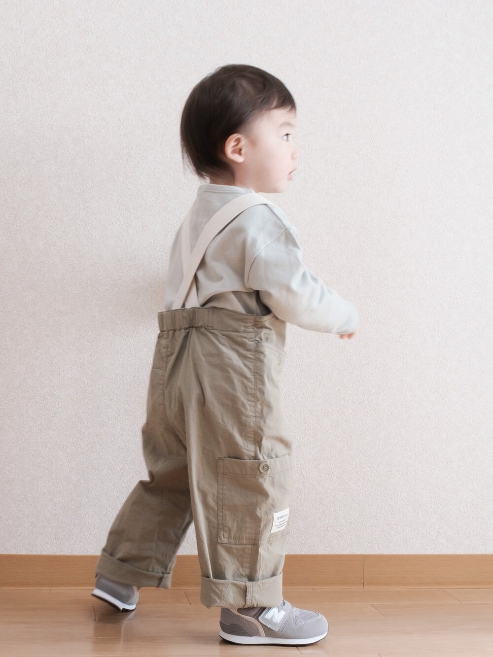 グリーン系のサロペット/オーバーオール、グレー系のスニーカーを着用したキッズの春コーディネートの3枚目の写真