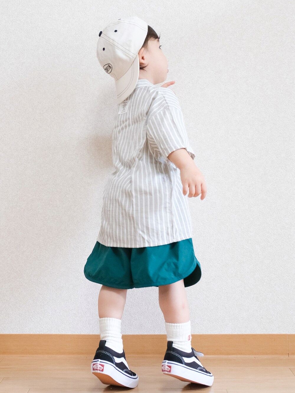 「夏コーデ、男の子、むすこーで、1歳、プチプラコーデ、ハーフパンツ、シャツスタイル、ストライプシャツ、グリーン、VANS、キャップ、帽子、キッズファッション」｜「Birthdayのアイテム（シャツ/ブラウス、グレー系）」を使った、ITSUKIさん（キッズ・80cm）の夏コーディネートの5枚目の写真