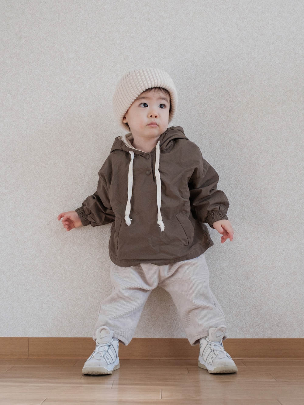 「春服デビュー宣言、キッズファッション、春コーデ、韓国ファッション、韓国子供服、韓国ストリート、ベビーコーデ、ベビーファッション、1歳5ヶ月、息子コーデ、男の子コーデ、男の子ファッション、男の子ベビー、ナイキスニーカー、ストリートファッション」｜「mini robeのアイテム（パーカー、ブラウン系）」を使った、ITSUKIさん（キッズ・80cm）の春コーディネートの2枚目の写真