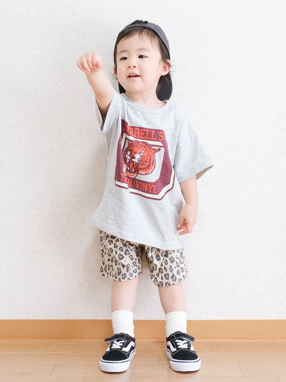 「お出かけコーデ、キャップ、キャップ後ろかぶり、Tシャツ、プリントT、短パン、レオパード、スニーカー、スニーカーコーデ、VANS、マーキーズ、BREEZE、キッズコーデ、キッズファッション」｜「H&Mのアイテム（キャップ、ブラック系）」を使った、ITSUKIさん（キッズ・80cm）の夏コーディネートの2枚目の写真
