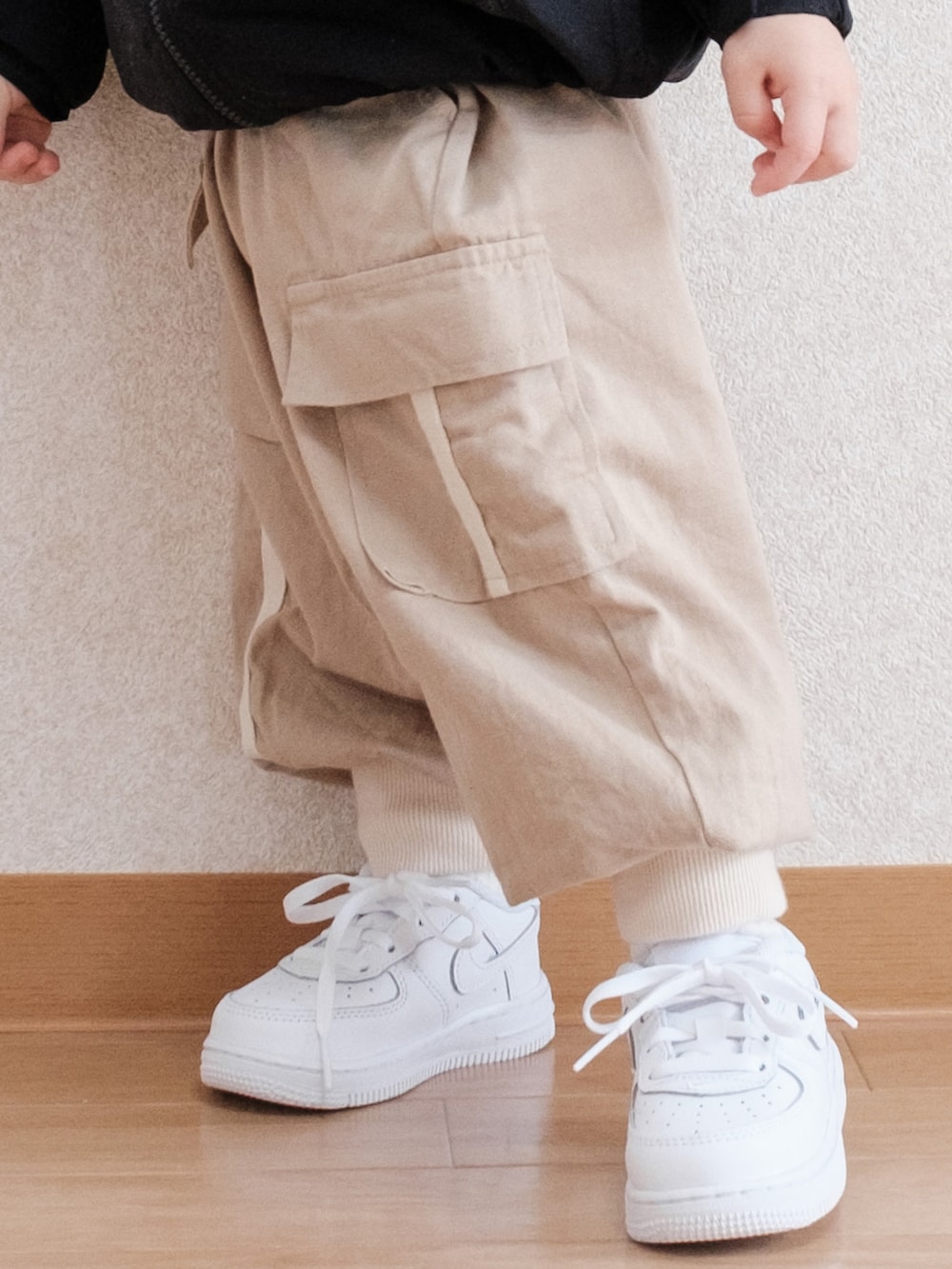「ボリューム袖、マウンテンパーカー、ナイロンジャケット、ノースフェイス、カーゴパンツ、白スニーカー、NIKE、春コーデ、春アウター、1歳、キッズファッション」｜「THE NORTH FACEのTHE NORTH FACE/ザ・ノース・フェイス/COMPACT JACKET/コンパクトジャケット/KIDS/ｷｯｽﾞ/NPJ22210/COMPACT JACKET（ナイロンジャケット、ブラック系）」を使った、ITSUKIさん（キッズ・80cm）の春コーディネートの3枚目の写真