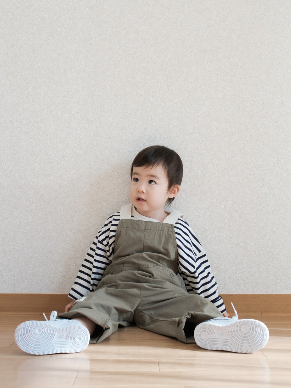 グリーン系のサロペット/オーバーオール、ホワイト系のTシャツ/カットソー、ホワイト系のスニーカーを着用したキッズの春コーディネートの5枚目の写真