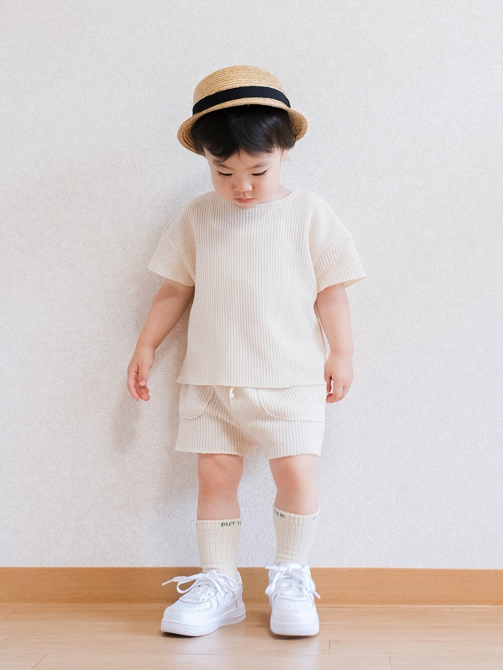 「このスタイルがお気に入り、夏コーデ、キッズコーデ、夏だ！Tシャツ着よう！、サマーニット、麦わら帽子、セットアップ、淡色コーデ、ホワイトコーデ、ホワイト、白スニーカー、NIKE、エアフォースワン」｜「NIKEのナイキ フォース 1 LE キッズシューズ / Nike Force 1 LE Baby/Toddler Shoe（スニーカー、ホワイト系）」を使った、ITSUKIさん（キッズ・80cm）の夏コーディネートの4枚目の写真