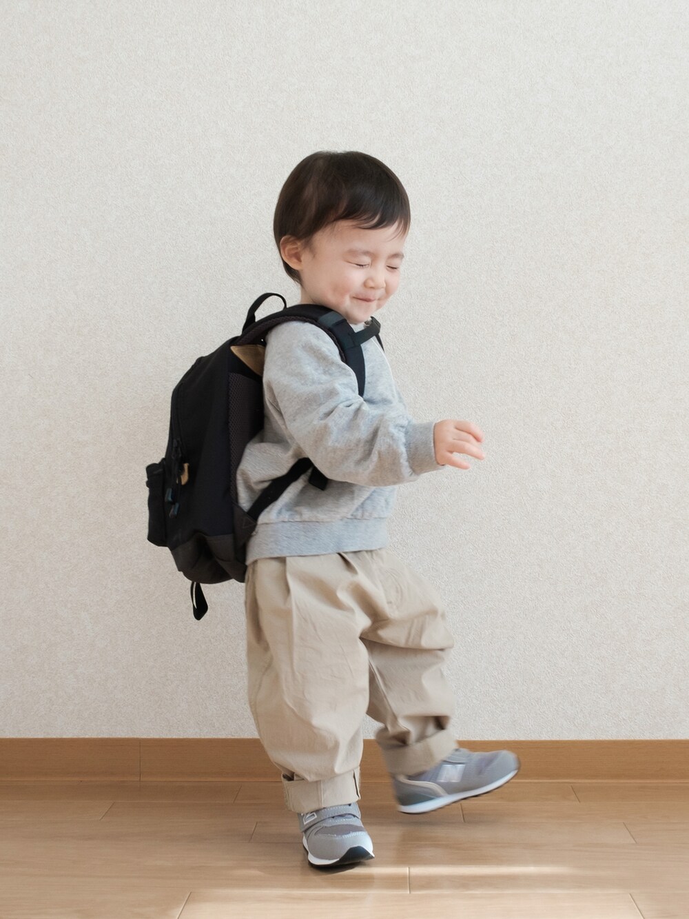 「春服コーデ、キッズコーデ、カジュアルコーデ、リュック、リュックスタイル、ノースフェイス、スウェット、ハーフジップ、グレー、チノパン、こどもビームス、BEAMS、スニーカー、スニーカーコーデ、ニューバランス」｜「THE NORTH FACEのTHE NORTH FACE/ザ・ノース・フェイス/K BERKELEY/キッズ バークレイ/KIDS/ｷｯｽﾞ/NMJ71751/K BERKELEY（バックパック/リュック、ブラック系）」を使った、ITSUKIさん（キッズ・80cm）の春コーディネートの2枚目の写真