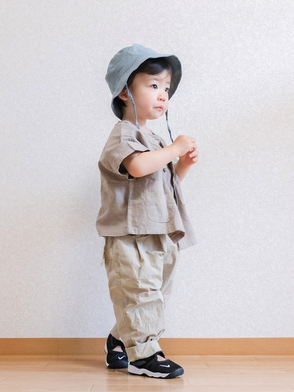 「このスタイルがお気に入り、シンプルコーデ、むすこーで、男の子コーデ、ノーカラーシャツ、ワントーンコーデ、ベージュ、ベージュコーデ、バケットハット、サンダル、エアリフト、こどもコーデ、こどもビームス」｜「BEAMS miniのアイテム（チノパンツ、ベージュ系）」を使った、ITSUKIさん（キッズ・80cm）の夏コーディネートの2枚目の写真