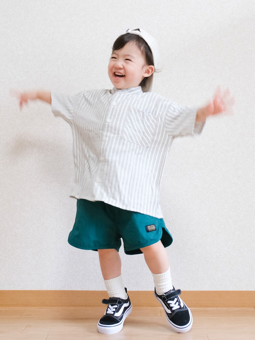 「夏コーデ、男の子、むすこーで、1歳、プチプラコーデ、ハーフパンツ、シャツスタイル、ストライプシャツ、グリーン、VANS、キャップ、帽子、キッズファッション」｜「Birthdayのアイテム（シャツ/ブラウス、グレー系）」を使った、ITSUKIさん（キッズ・80cm）の夏コーディネートの3枚目の写真